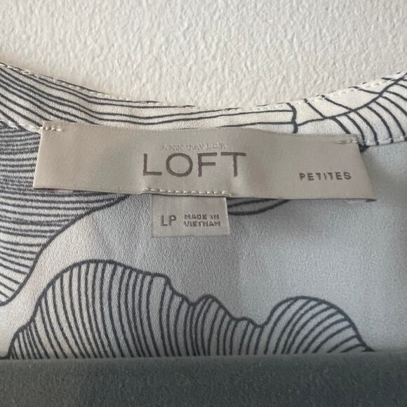 Loft Hibiscus Tiered Bell Sleeve Top Floral Blouse Sz LP Floral Workwear Career - Picture 4 of 9